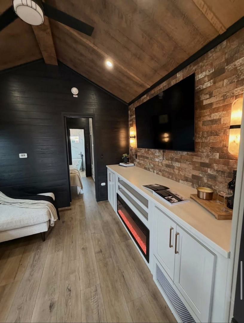 The ELDORADO — 1-Bed with Soaking Tub & Porch thumbnail 11