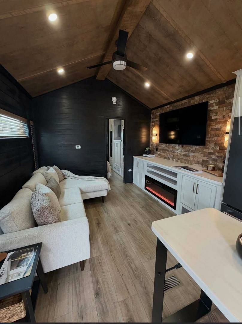 The ELDORADO — 1-Bed with Soaking Tub & Porch thumbnail 4
