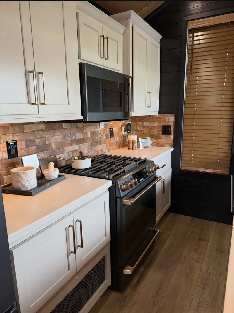 The ELDORADO — 1-Bed with Soaking Tub & Porch thumbnail 5