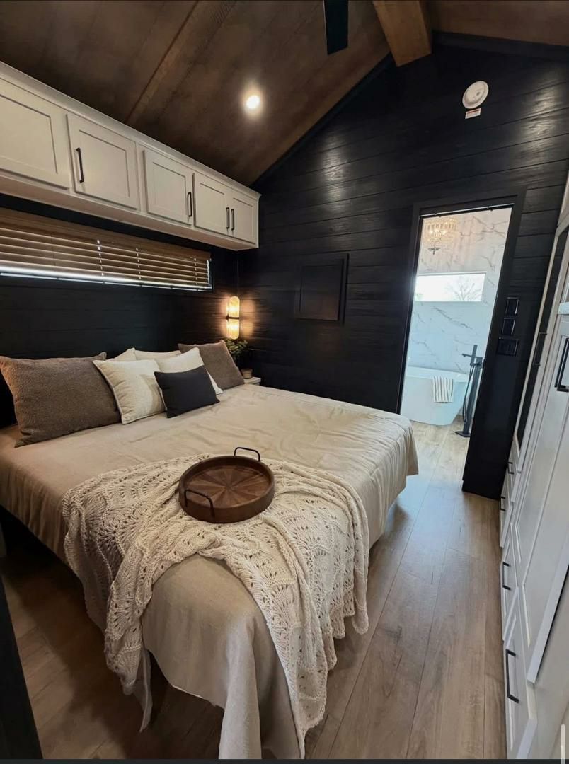 The ELDORADO — 1-Bed with Soaking Tub & Porch thumbnail 6