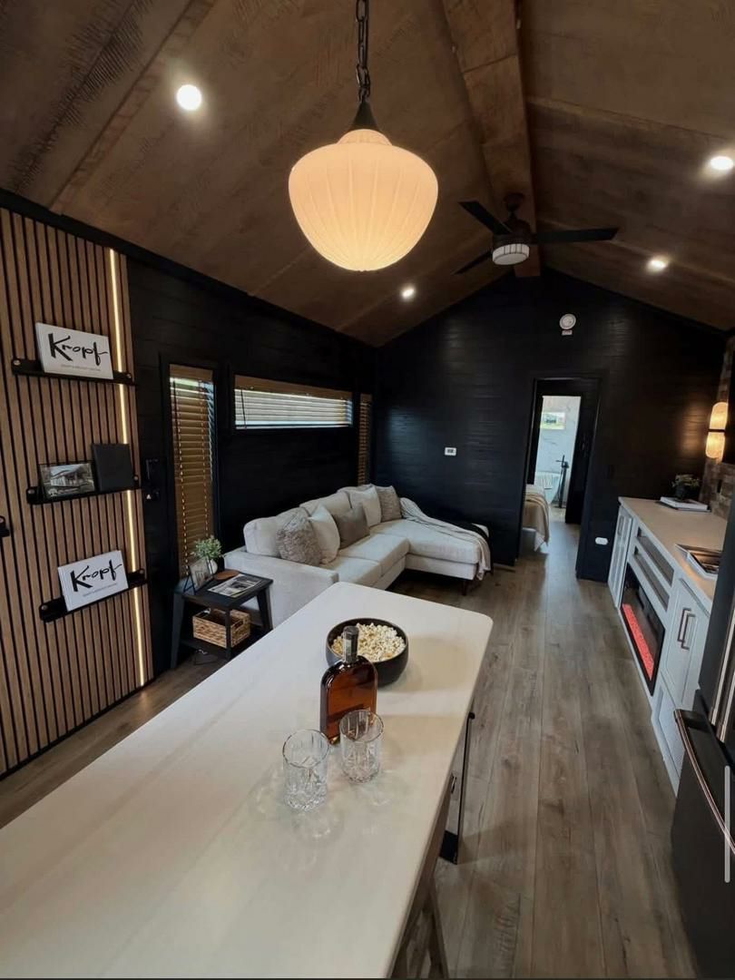 The ELDORADO — 1-Bed with Soaking Tub & Porch thumbnail 7