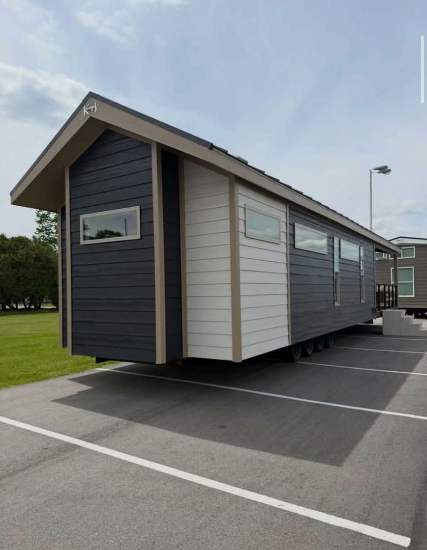 The ELDORADO — 1-Bed with Soaking Tub & Porch thumbnail 10