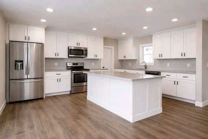 Grand 4-Bed 2-Bath Home — Walk-In Closet & Luxury Suite thumbnail 3