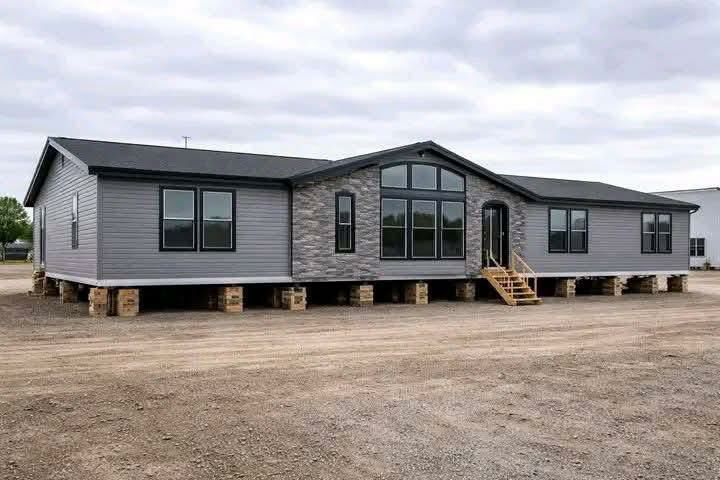 Grand 4-Bed 2-Bath Home — Walk-In Closet & Luxury Suite thumbnail 5