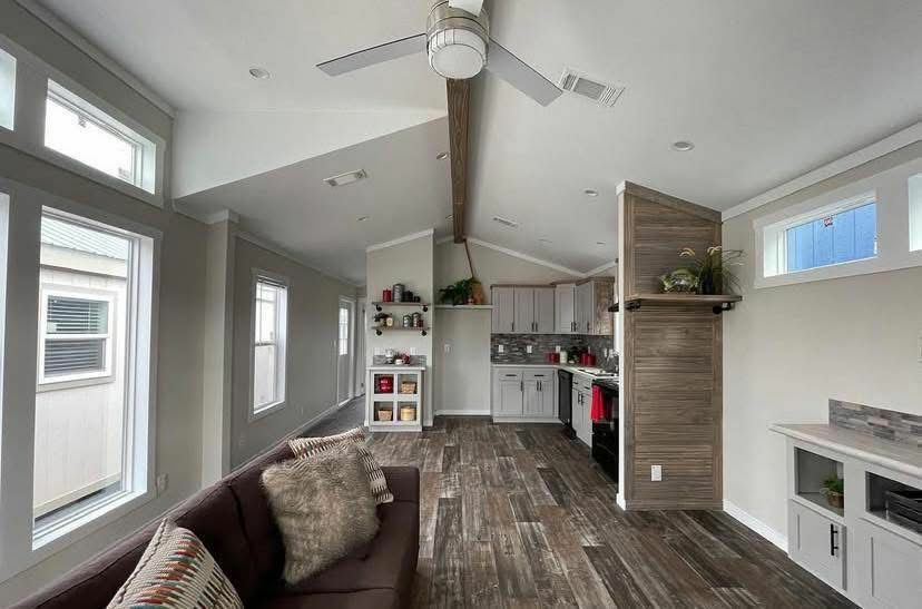 Deekan — Rustic 1-Bed 607 Sq Ft thumbnail 3