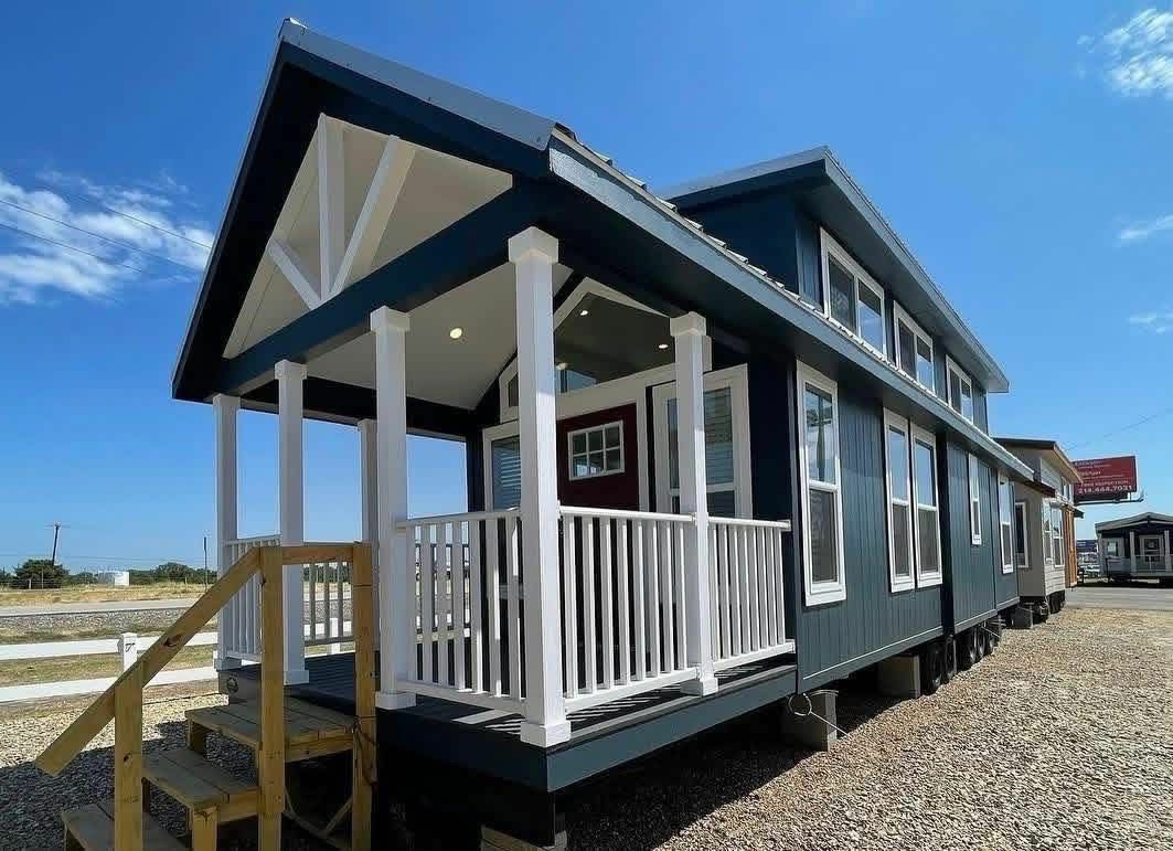 The Lark — 1-Bed 399 Sq Ft Park Model with Loft