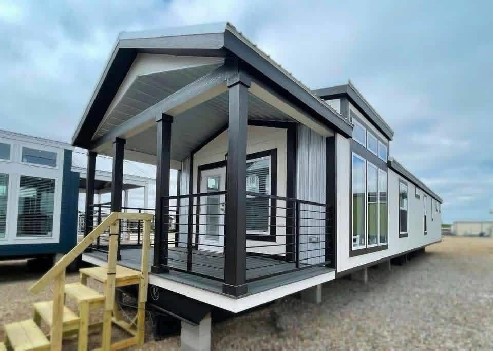 Dasha — 880 Sq Ft 2-Bed 2-Bath Single-Section