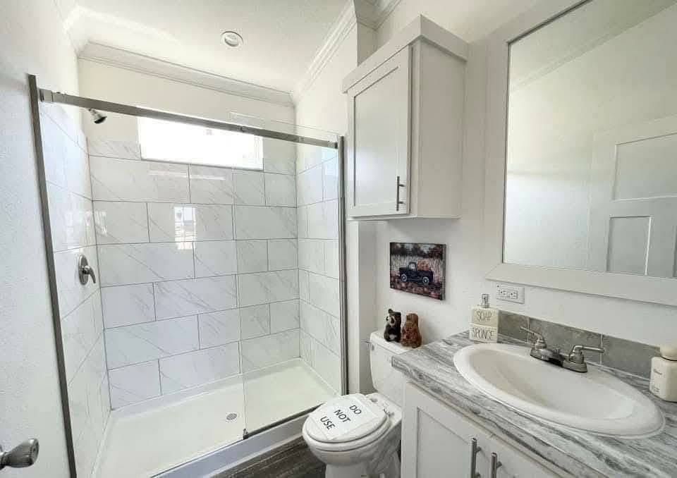 Modern 2-Bed 758 Sq Ft — Trey Ceiling & Island Bar thumbnail 4