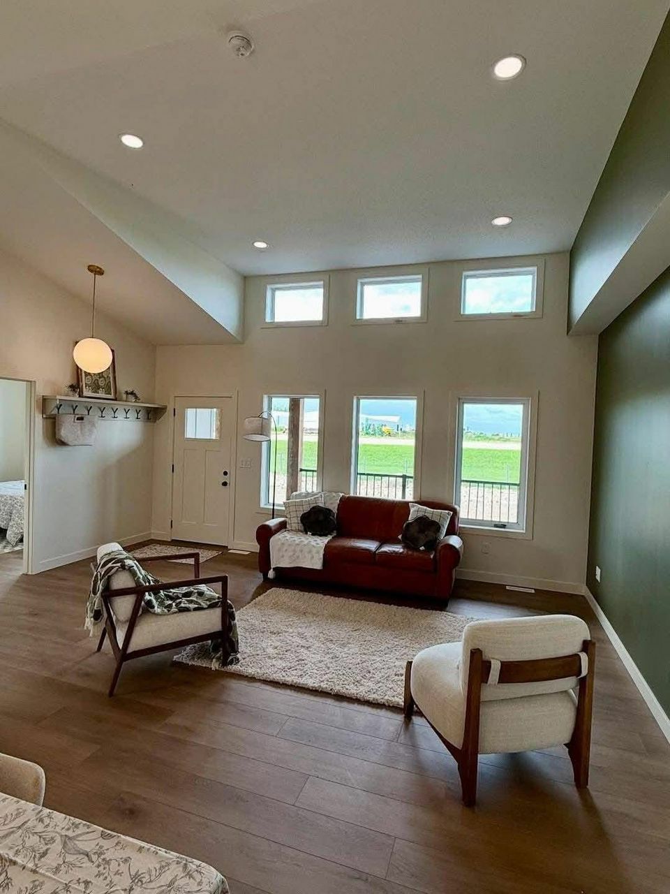 Platinum Cottages Majestic — Lakeview 1-Bed + Two Porches thumbnail 11