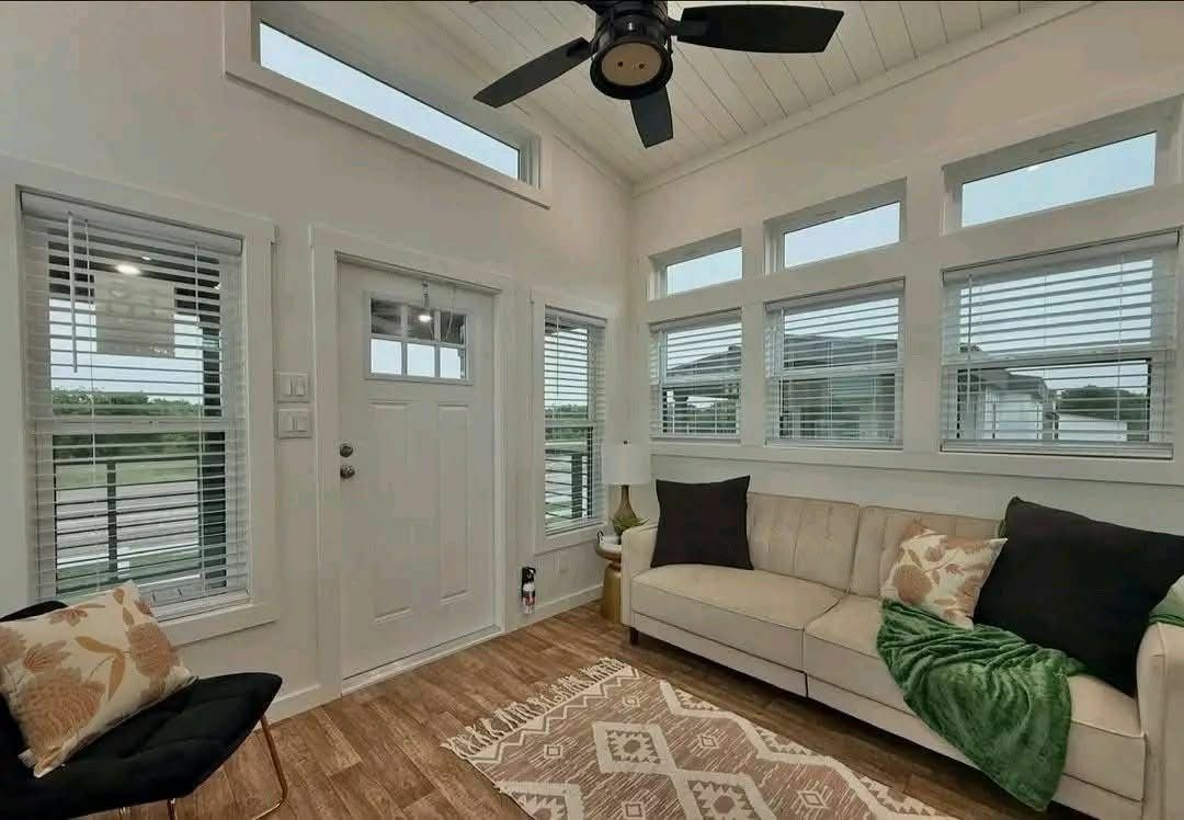 Platinum Cottages Majestic — Lakeview 1-Bed + Two Porches thumbnail 4