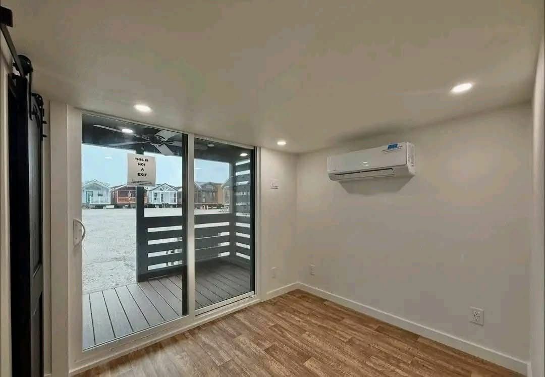 Platinum Cottages Majestic — Lakeview 1-Bed + Two Porches thumbnail 6