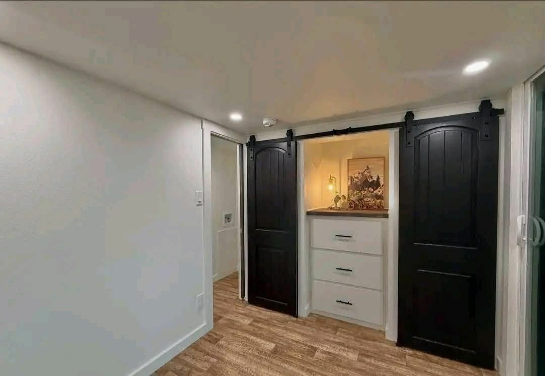 Platinum Cottages Majestic — Lakeview 1-Bed + Two Porches thumbnail 7