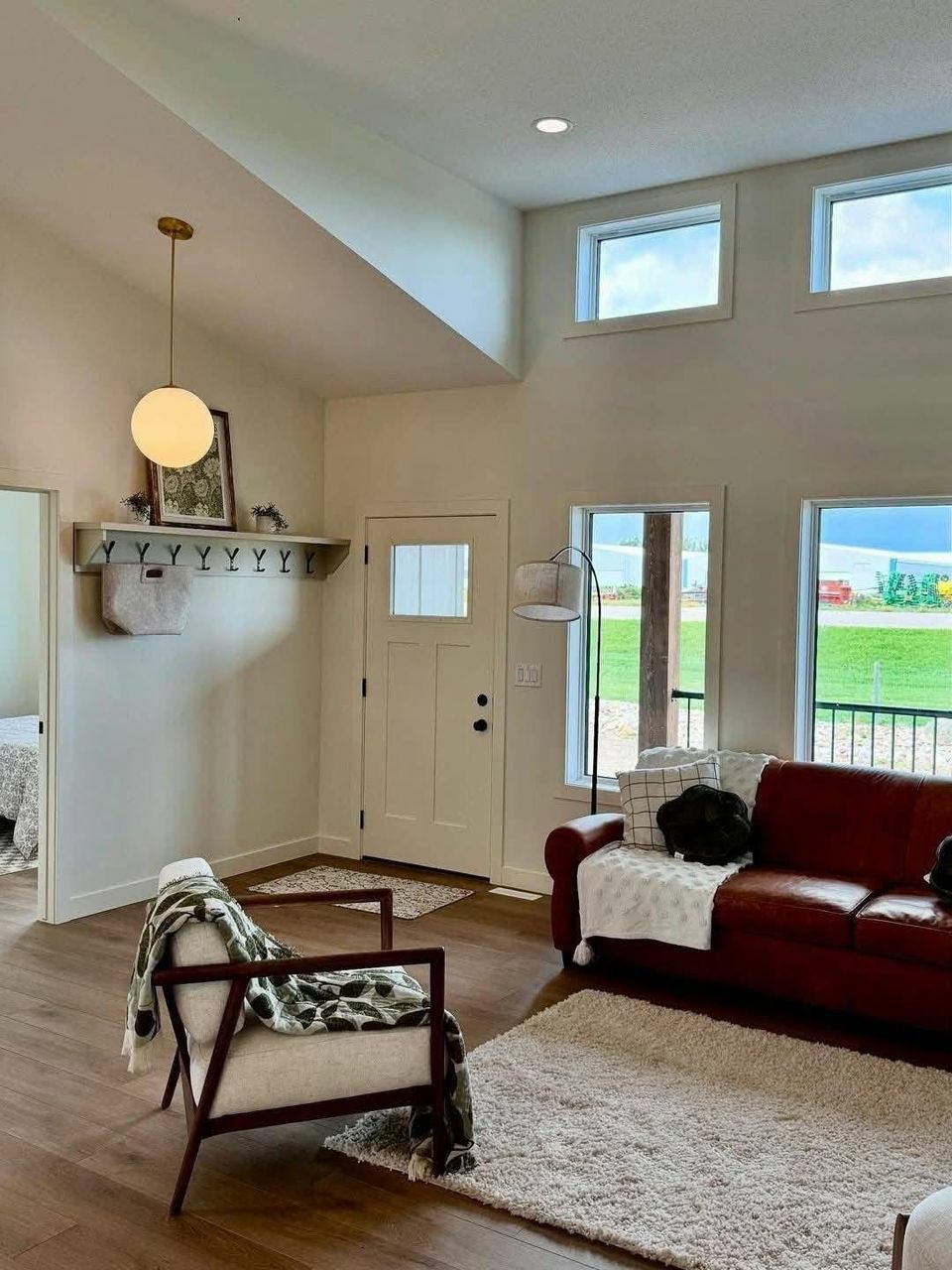 Platinum Cottages Majestic — Lakeview 1-Bed + Two Porches thumbnail 9