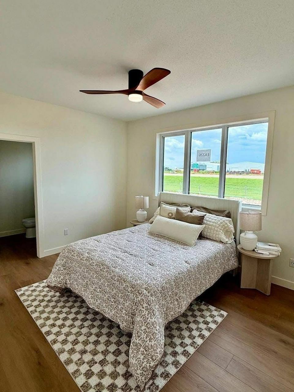 Platinum Cottages Majestic — Lakeview 1-Bed + Two Porches thumbnail 10
