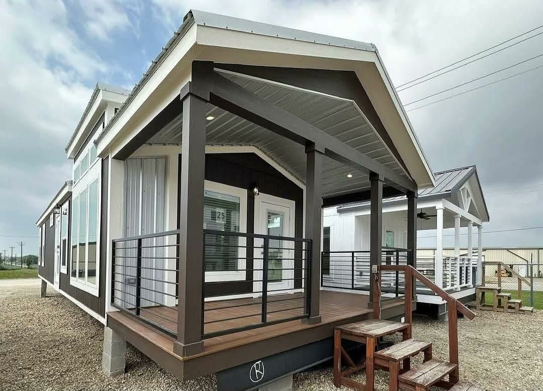 The Diamond Series Drake — 782 Sq Ft